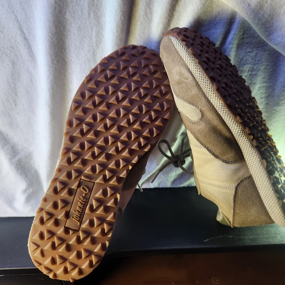 JOHNNIE O TAUPE CLASSIC STYLE SNEAKER/ RUNNING SHOE - Picture 3 of 8